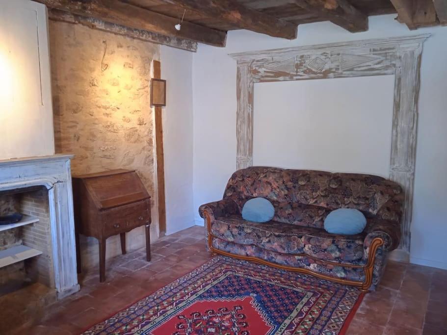 Petite Maison De Village Ygrande Exterior photo